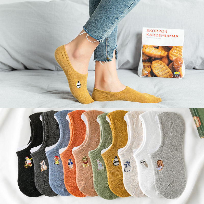 New Japanese-style embroidered cartoon invisible socks for women with a retro style, spring and summer silicone anti-slip cotton embroidered boat socks details Picture