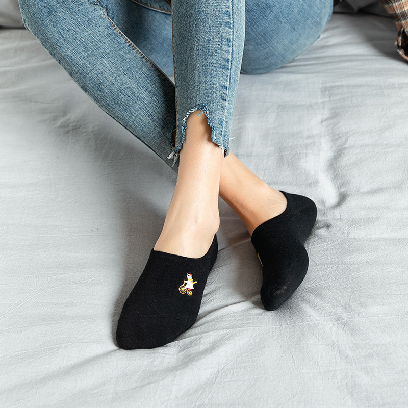 New Japanese-style embroidered cartoon invisible socks for women with a retro style, spring and summer silicone anti-slip cotton embroidered boat socks Specification image