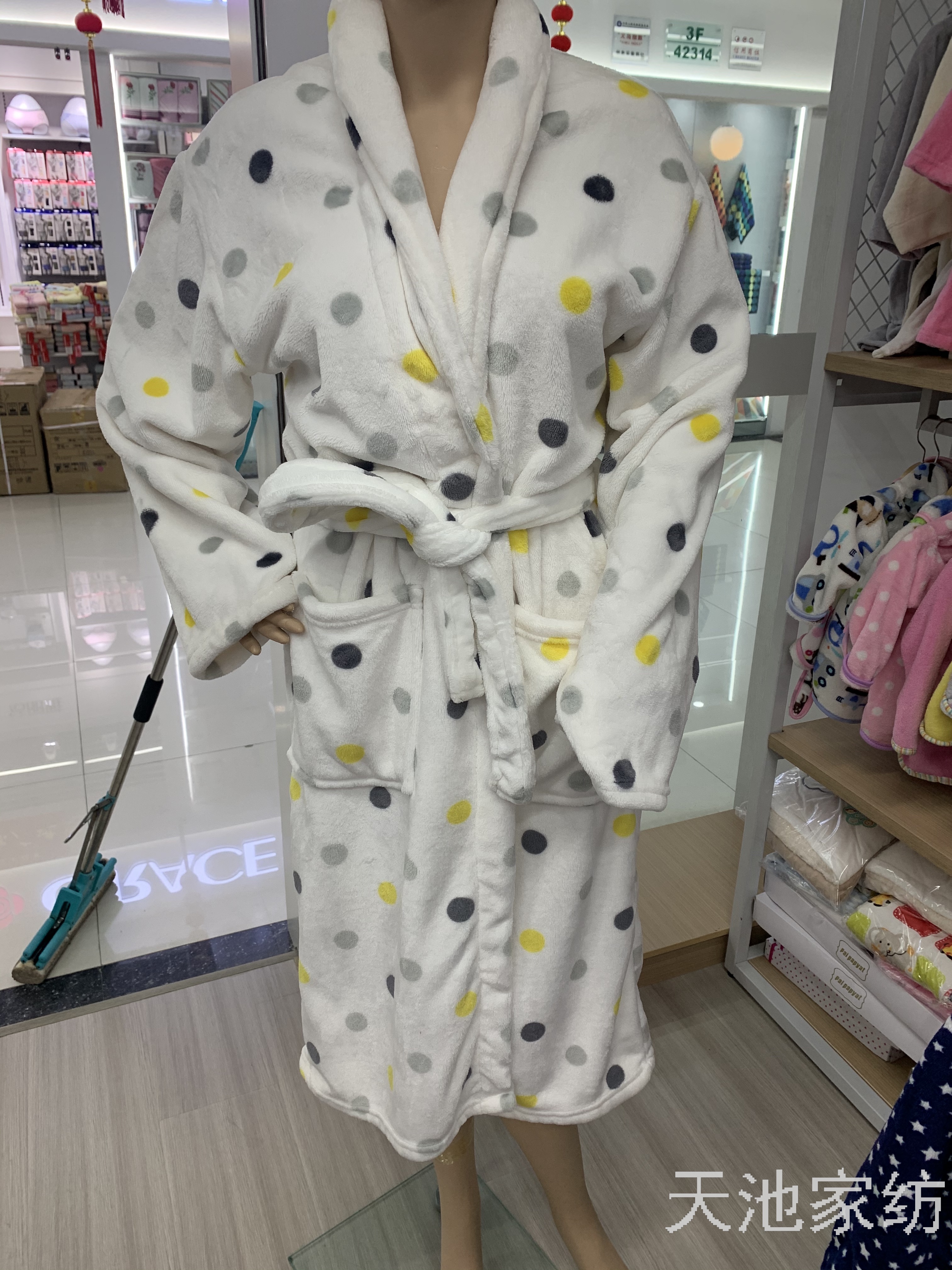 New quick-drying five-star Korean style couple coral fleece non-shedding flannel bathrobes, bathrobes and home wear