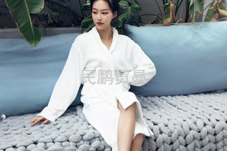 Custom fabric flannel high-end fabric pure white super cool network red luminous explosion bathrobe 2020 new