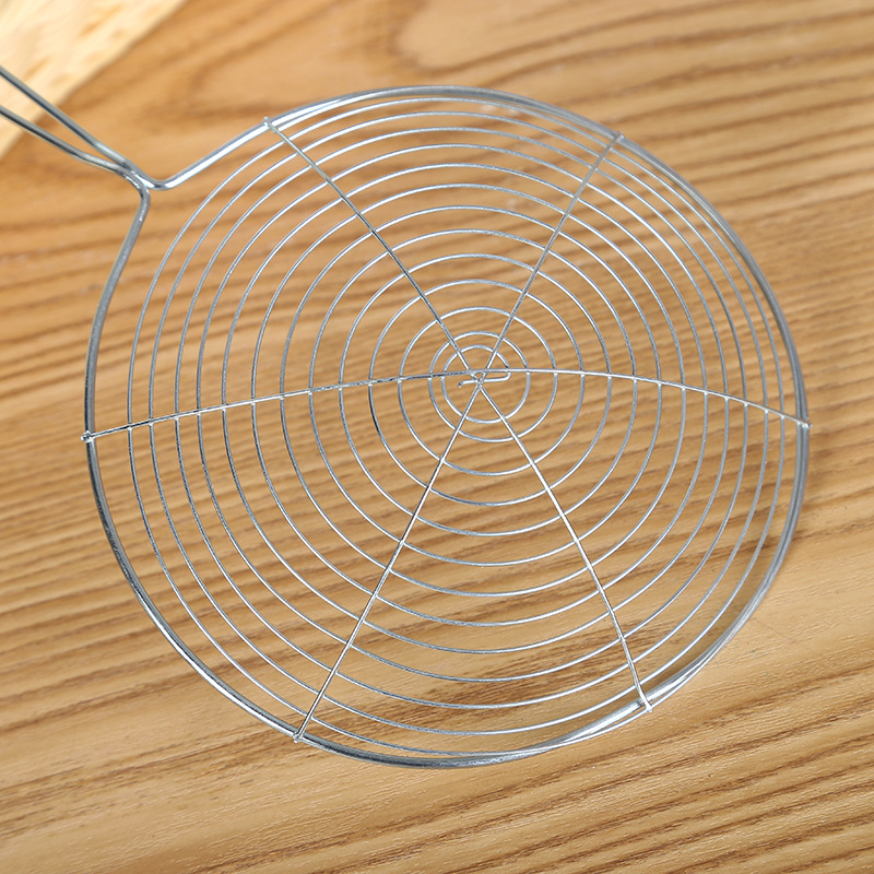 Factory supply of kitchen spoon and spatula sets, strainers, oil grilles, and five-piece woks. Wholesale of household kitchenware Application Scenario