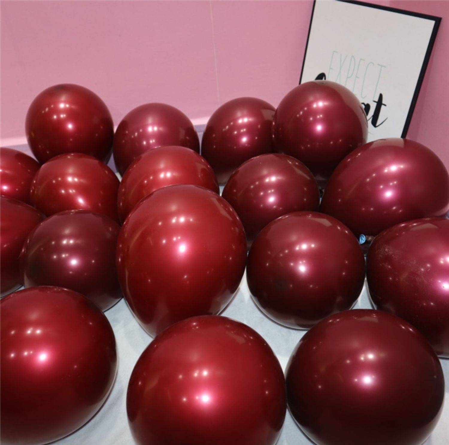 بالون من اللون الاحمر ذو الرمان الاحمر ذو اللون الاحمر، Item Picture
