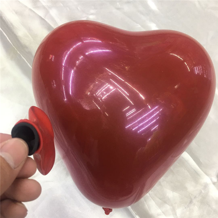 Double-layer gemstone red heart-shaped latex balloons, pomegranate red heart balloons, 36-inch chicken heart balloons, wedding room balloons Application Scenario