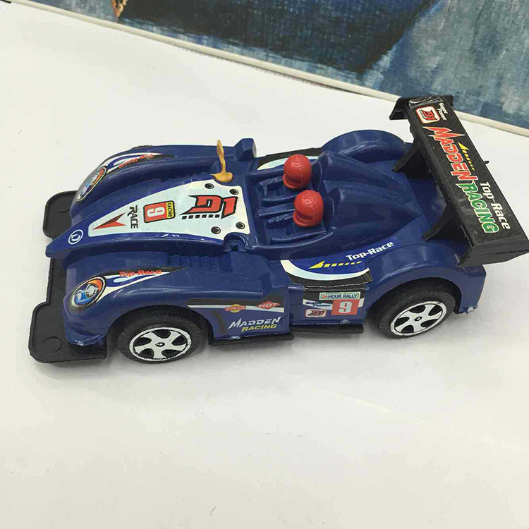 In 2017, wholesale children's toys, wire rope racing cars and four-wheel drive cars in Yiwu were selling well at street stalls. Xu Shengyou, the manufacturer, sold them by himself