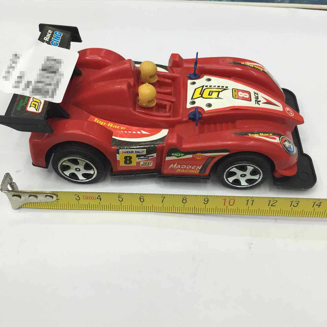 In 2017, wholesale children's toys, wire rope racing cars and four-wheel drive cars in Yiwu were selling well at street stalls. Xu Shengyou, the manufacturer, sold them by himself details Picture