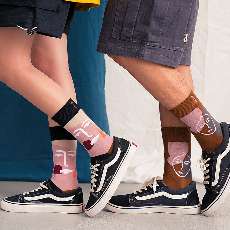 Wholesale of original and new personalized Japanese-style trendy socks and stylish men's and women's combed cotton mid-calf socks for autumn and winter 2020
