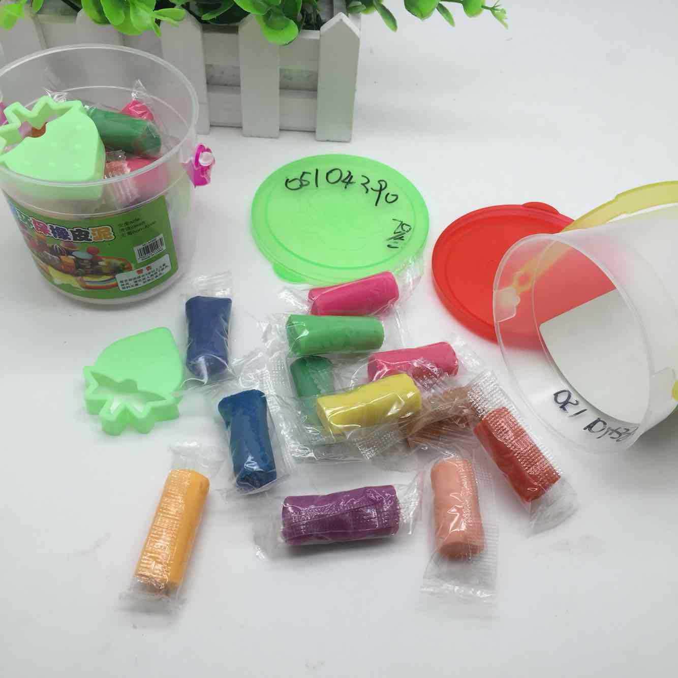 Yiwu wholesale children's educational colored plasticine 2-yuan store, large cylindrical colored plasticine manufacturer wholesale large quantity in stock Application Scenario