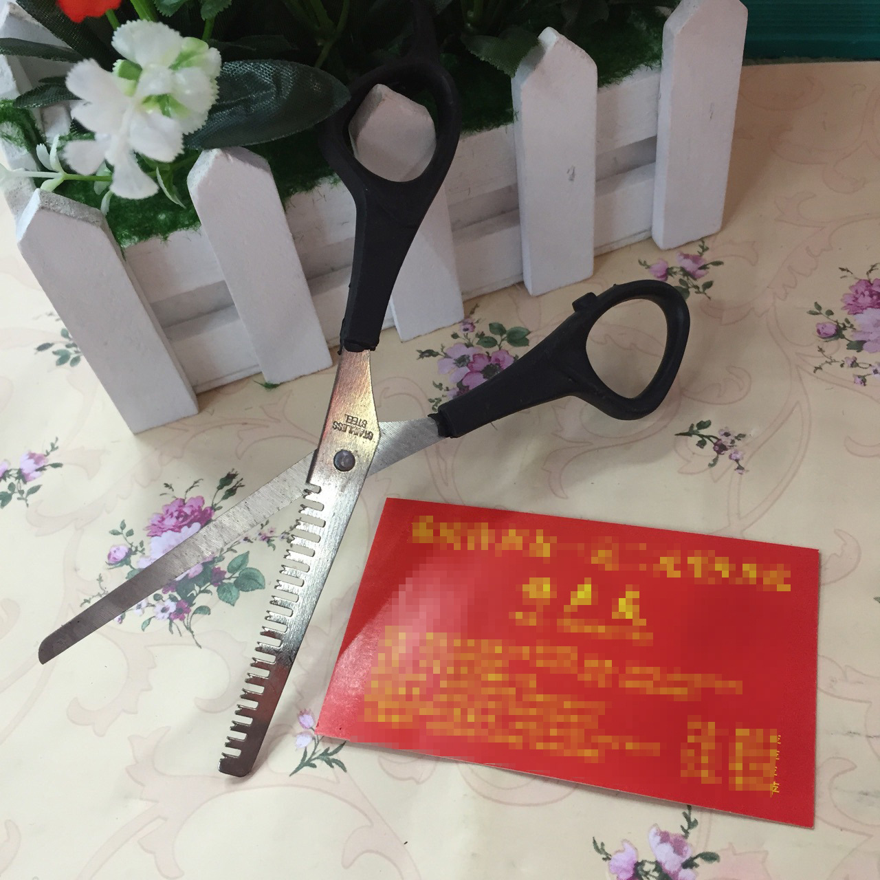 607 Haircuts, household scissors, office scissors. Yiwu Small commodities wholesale. Xu Shengyou Department Store factory direct Application Scenario