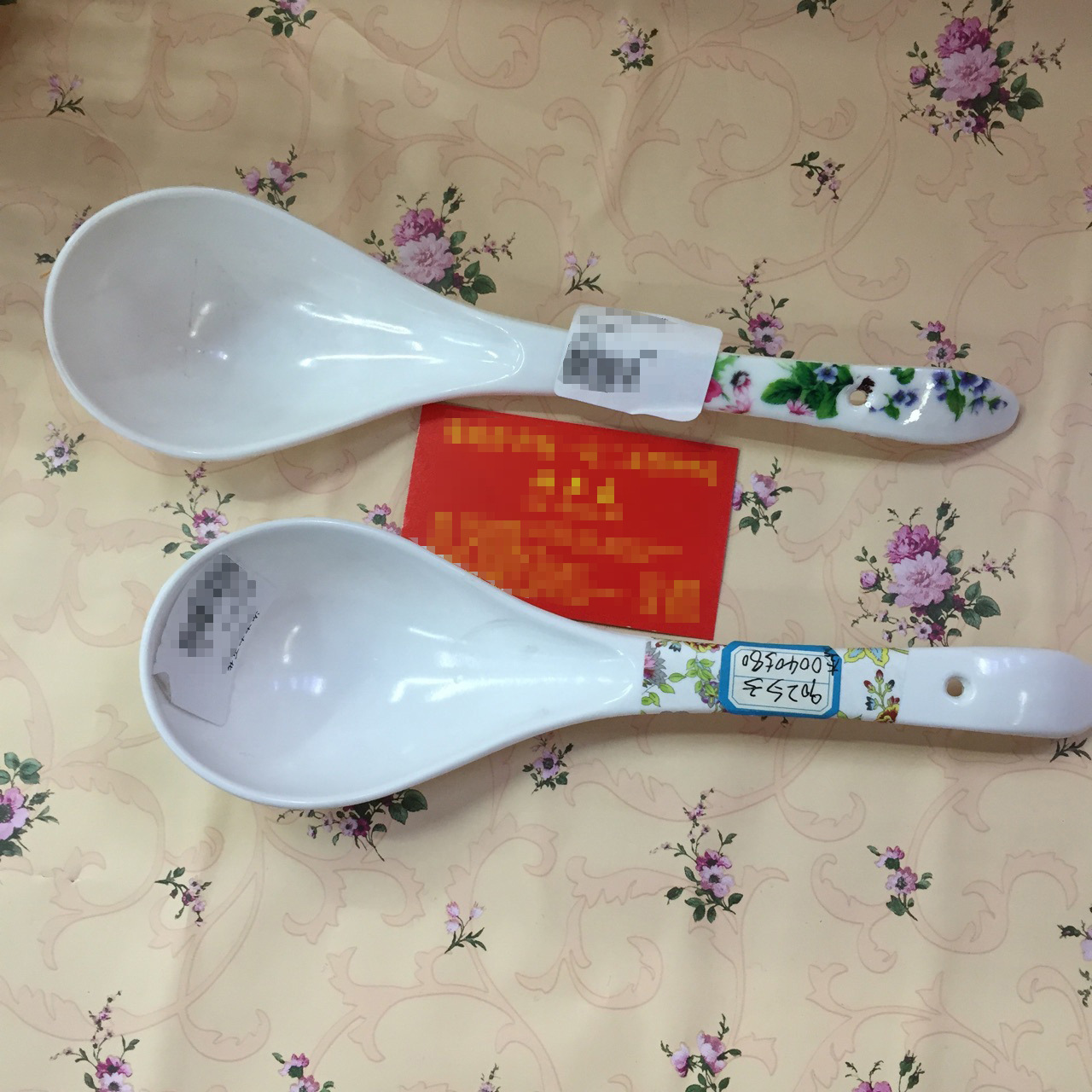 Porcelain imitation soup spoons in stock, kitchen cooking rice spoons at 2 yuan, hot sales at street stalls, household and general merchandise wholesale soup spoons Application Scenario