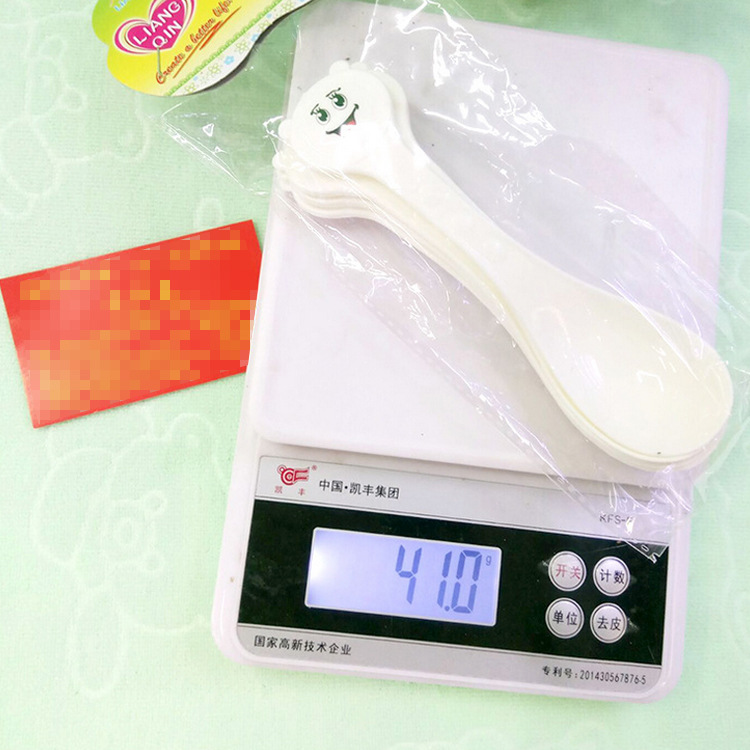 Direct sales from the manufacturer of Western-style fashionable, cute and creative cartoon bear multi-functional plastic rice serving spoons and rice leaf spoons Application Scenario