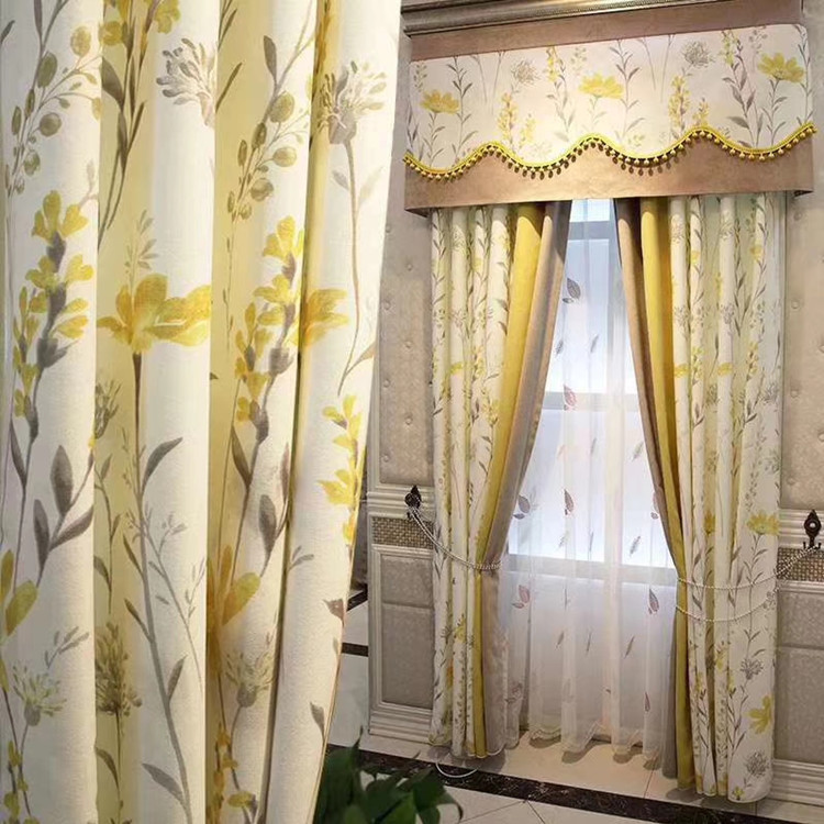 A fresh and light-blocking bedroom with a combination of Sephunni curtain fabric and printed country flowers