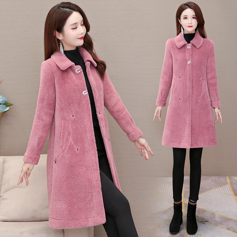 The 2020 new style of women's winter wear faux mink fur coat is stylish, loose and warm. It is a mid-length lapel and versatile woolen coat