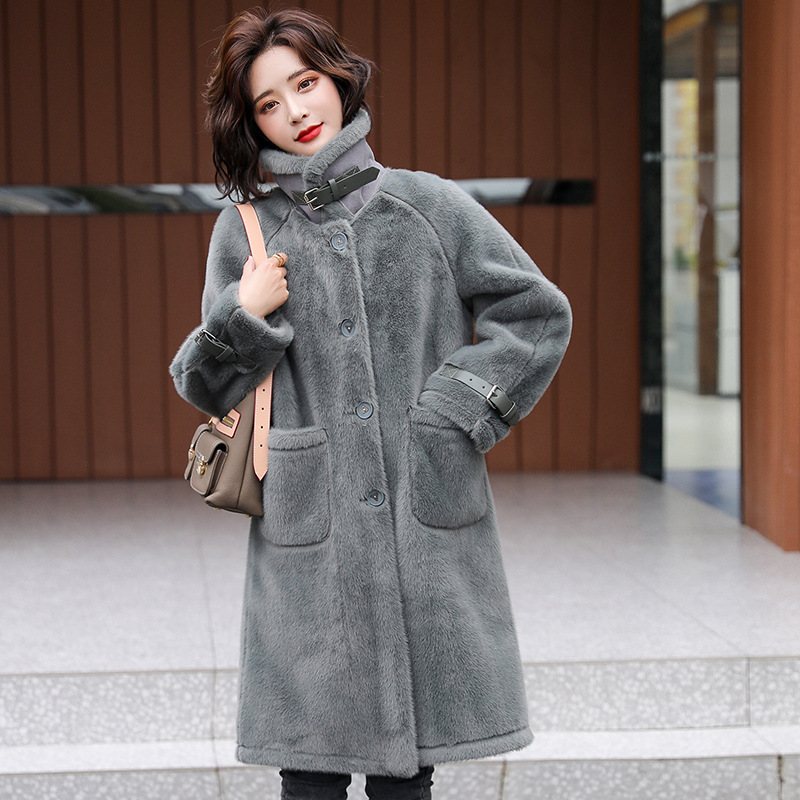 A new mid-length noble coat with a faux mink fur and coat for autumn and winter, featuring women's fur and golden mink details Picture
