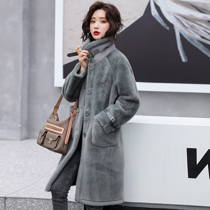 A new mid-length noble coat with a faux mink fur and coat for autumn and winter, featuring women's fur and golden mink