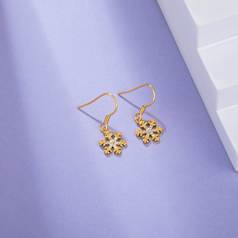 Xuping Jewelry's ins fashion new snowflake earrings, 24K gold plated, wholesale earrings for women, AE52101 Application Scenario