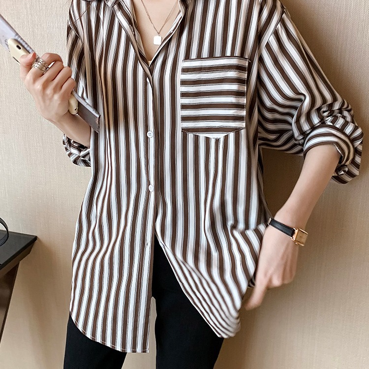A new design of a trendy striped shirt for women, a loose Hong Kong-style shirt as a base layer details Picture