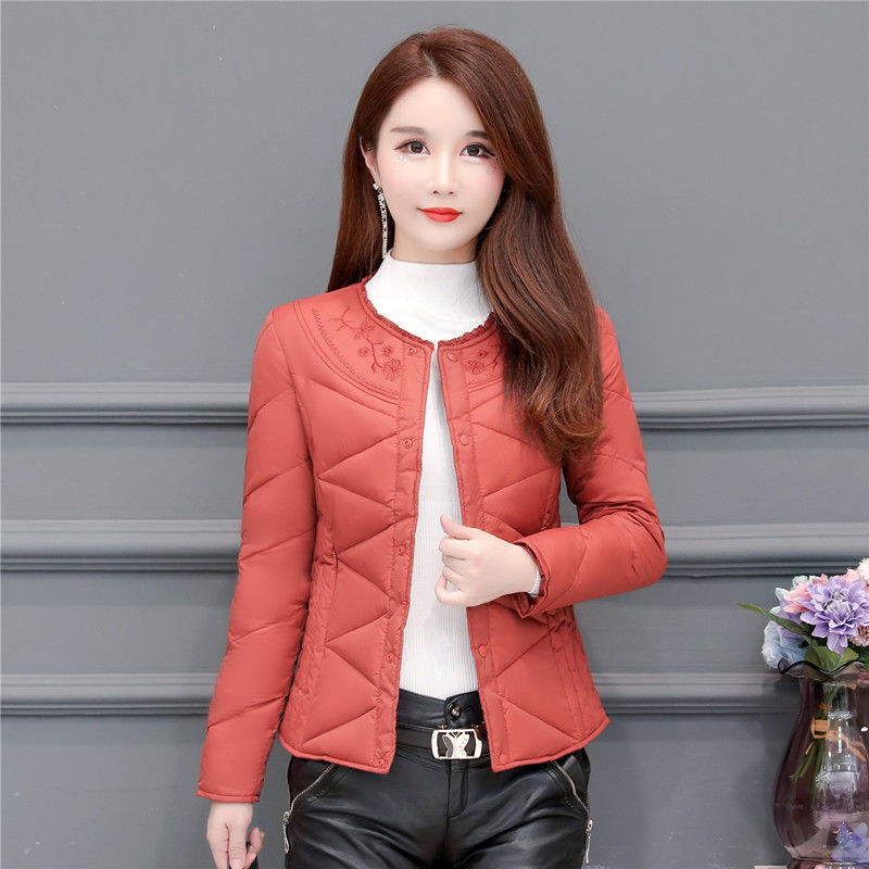 For middle-aged and elderly people in autumn and winter, this is a light and thin down jacket with a women's inner liner that is warm, slimming and slimming. It is a short, large-sized, thickened coat top Specification image