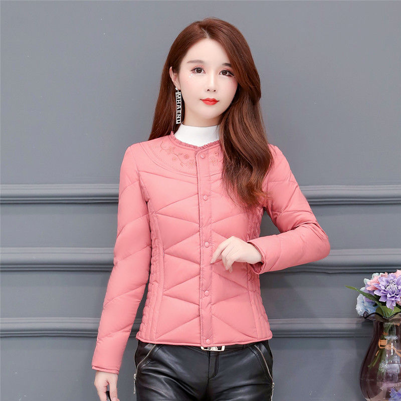 For middle-aged and elderly people in autumn and winter, this is a light and thin down jacket with a women's inner liner that is warm, slimming and slimming. It is a short, large-sized, thickened coat top Item Picture