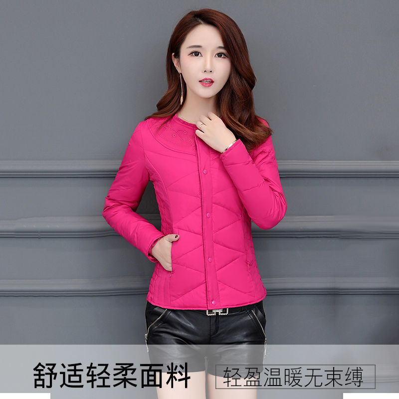 For middle-aged and elderly people in autumn and winter, this is a light and thin down jacket with a women's inner liner that is warm, slimming and slimming. It is a short, large-sized, thickened coat top Application Scenario