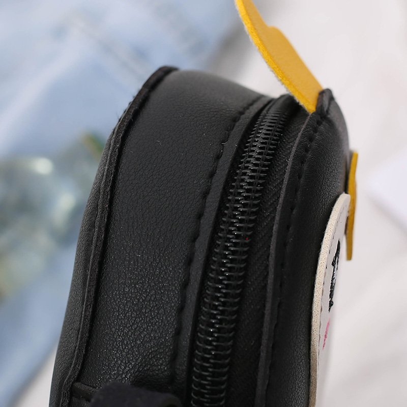 The 2021 summer new PU Penguin children's bag, a Korean-style 3D cartoon baby single-shoulder crossbody coin accessory bag, is trendy details Picture