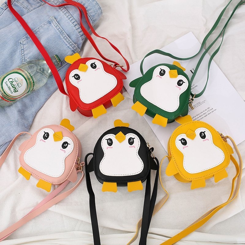 The 2021 summer new PU Penguin children's bag, a Korean-style 3D cartoon baby single-shoulder crossbody coin accessory bag, is trendy