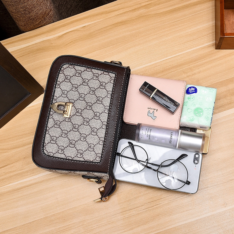 The 2021 new style of European and American fashionable printed women's bags, color-matched single-shoulder crossbody women's bags, hand-held small square bags Application Scenario