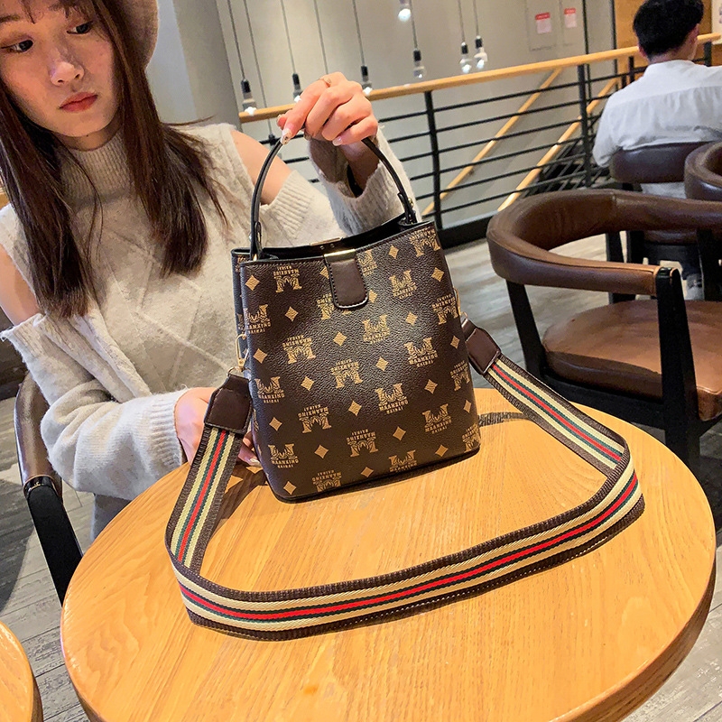 New fashionable Korean-style large-capacity PU bucket bag for cross-border foreign trade, simple hand-held bag, shoulder bag, versatile crossbody women's bag