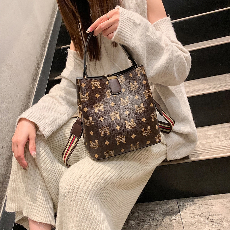 New fashionable Korean-style large-capacity PU bucket bag for cross-border foreign trade, simple hand-held bag, shoulder bag, versatile crossbody women's bag details Picture