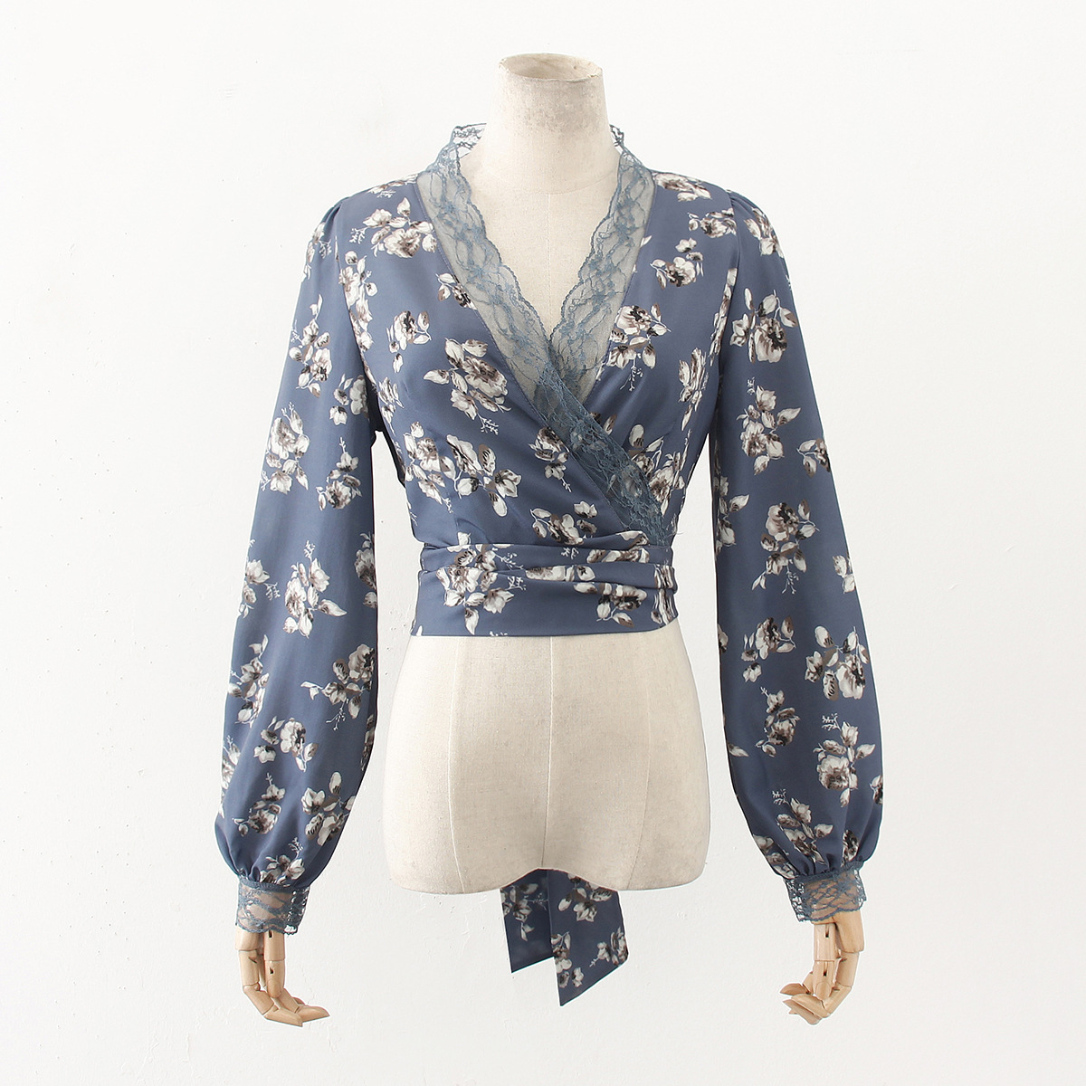 Autumn's new retro Hong Kong-style chiffon patchwork lace lace tie floral blouse for women, French style long-sleeved top Application Scenario