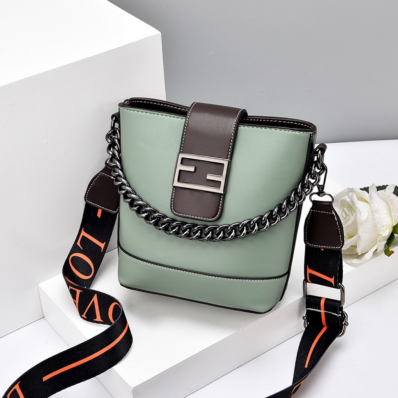 Wholesale of 2021 new trendy women's bags, small bags, crossbody bags, ins trendy, fashionable and simple chain bags