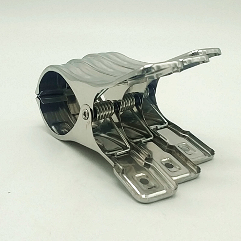 Sunshine Department Store bagged 3pc stainless steel clips for drying quilts and clothes, large fixed clothes drying and windproof clips Application Scenario