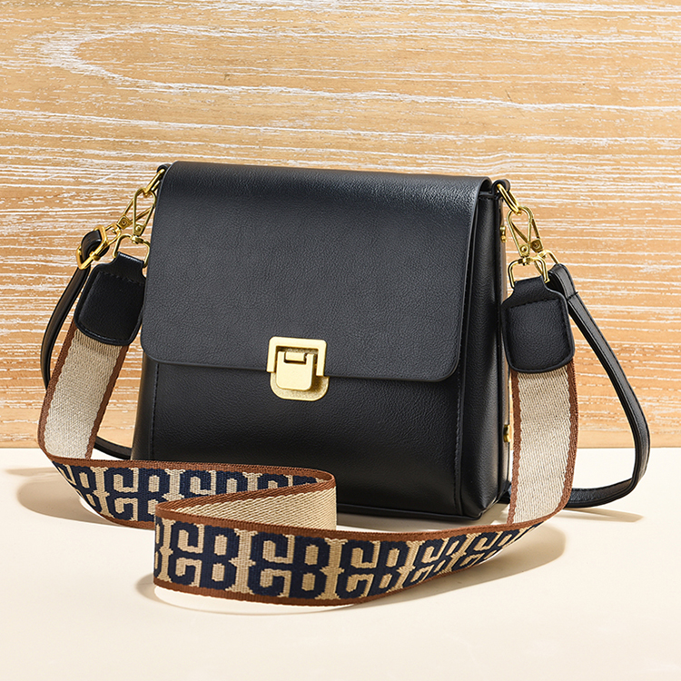 A210 Fashionable chain bag That's the woman's bag with the diagonal shoulder