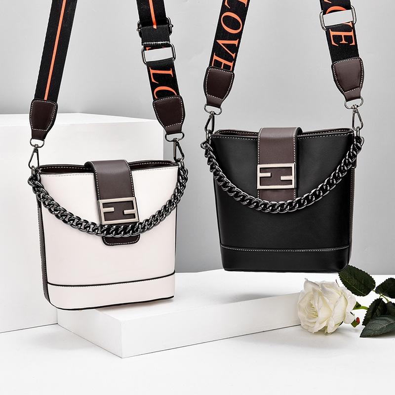 Wholesale of 2021 new trendy women's bags, small bags, crossbody bags, ins trendy, fashionable and simple chain bags details Picture