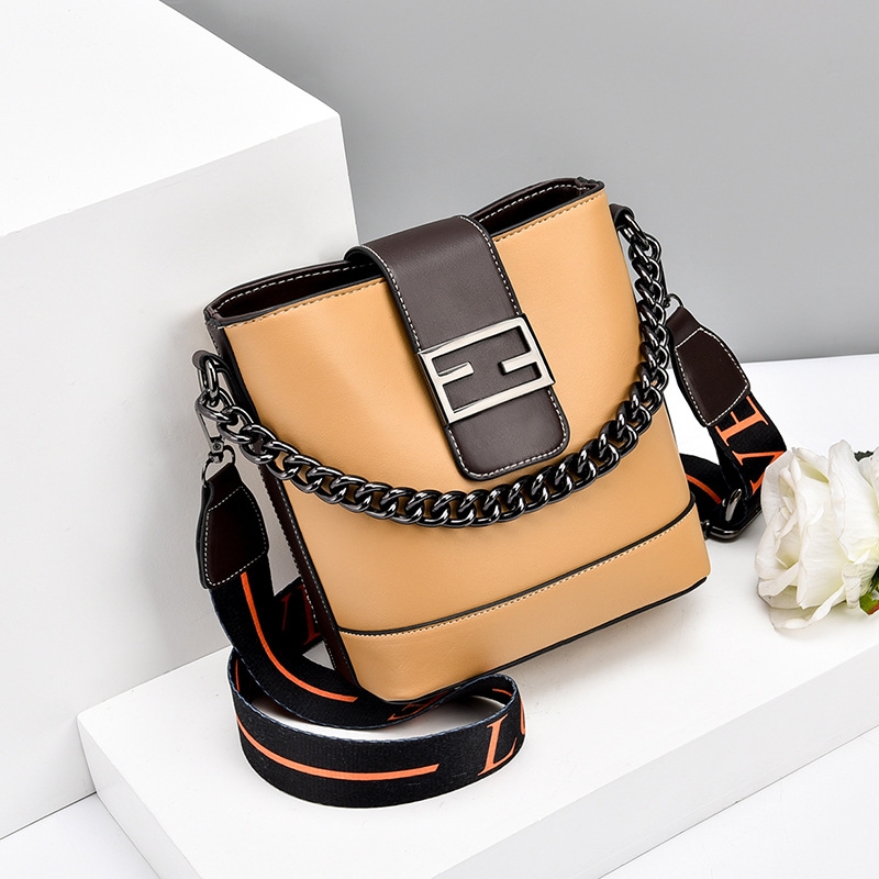 Wholesale of 2021 new trendy women's bags, small bags, crossbody bags, ins trendy, fashionable and simple chain bags Specification image