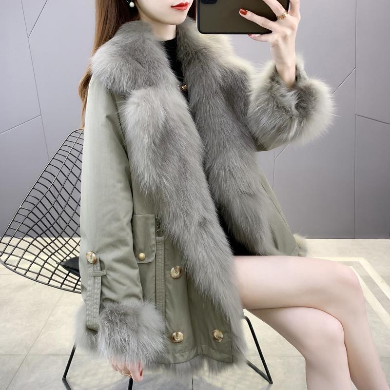 In 2020, the Haining fur imitation fox fur style can help women look slimmer and look younger. Wear a medium-length coat on both sides