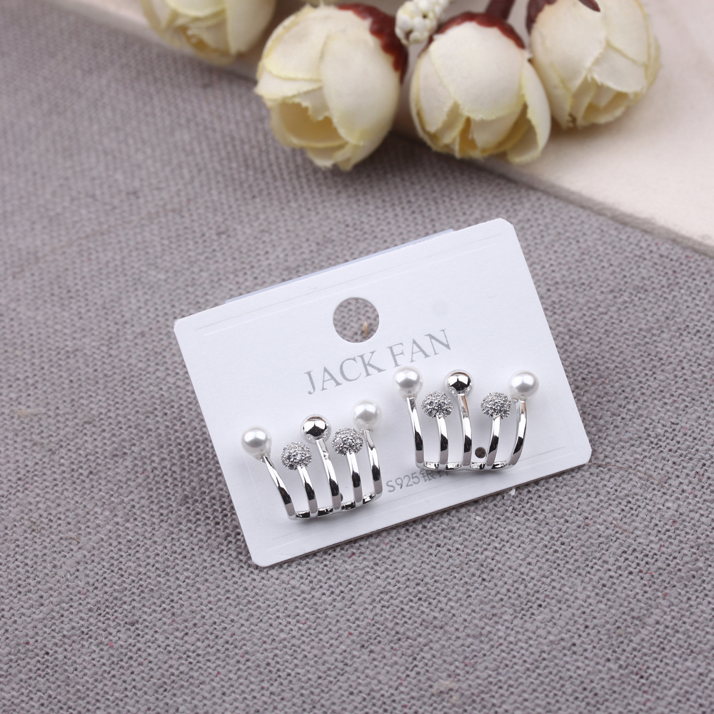 The 925 silver needle earrings from the street stall are versatile, personalized and fashionable. The stud earrings are stylish and elegant, and are popular Korean earrings