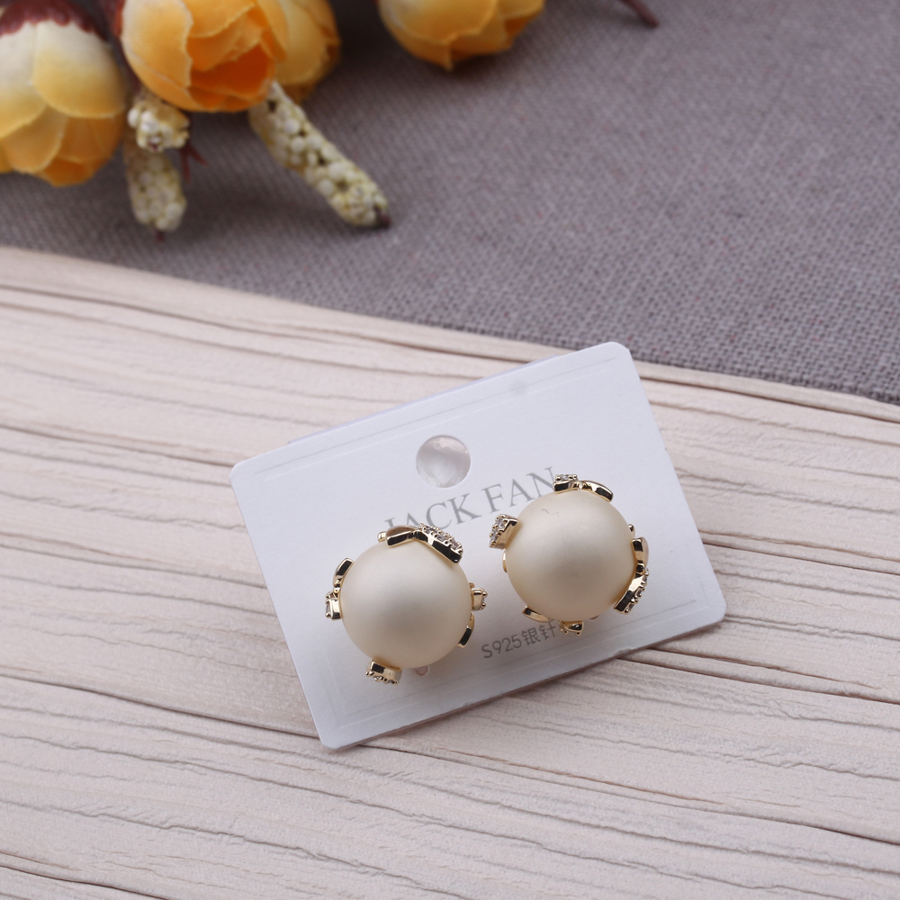 The 925 silver needle earrings from the street stall are versatile, personalized and fashionable. The stud earrings are stylish and elegant, and are popular Korean earrings Application Scenario