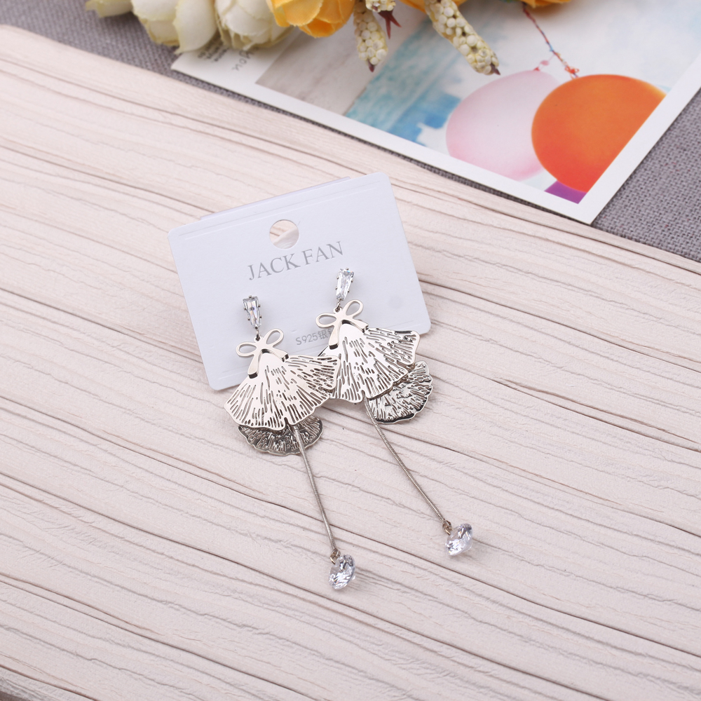 A set of three-piece personalized earrings featuring circular metal discs, thin vertical strips, irregular and asymmetrical stud earrings Item Picture