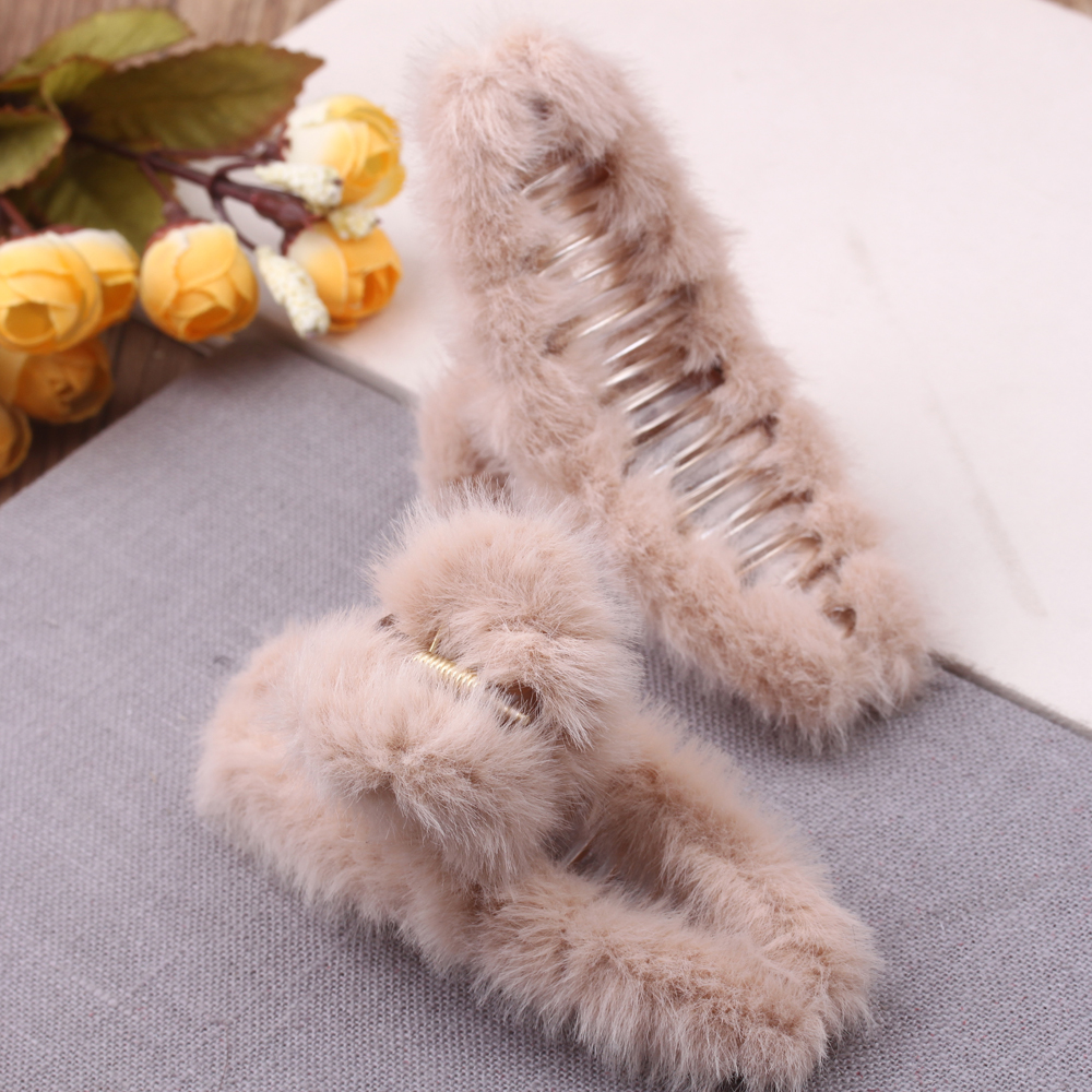 Autumn and winter plush grabber imitating rabbit fur, cute hair accessory on the back of the head, elegant outings clip, popular shark clip headwear for women Item Picture