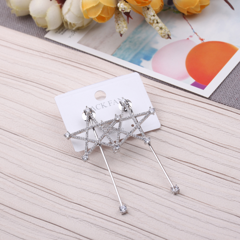 A set of three-piece personalized earrings featuring circular metal discs, thin vertical strips, irregular and asymmetrical stud earrings Application Scenario