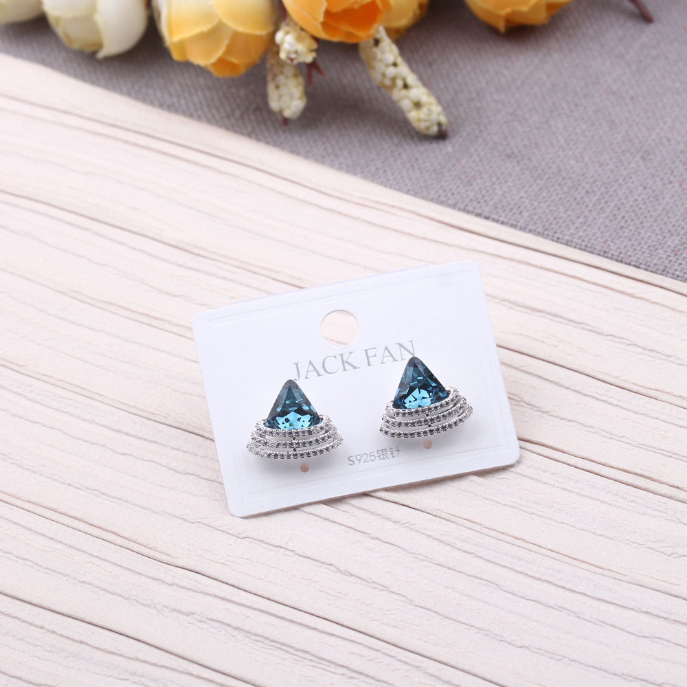 The 925 silver needle earrings from the street stall are versatile, personalized and fashionable. The stud earrings are stylish and elegant, and are popular Korean earrings Specification image