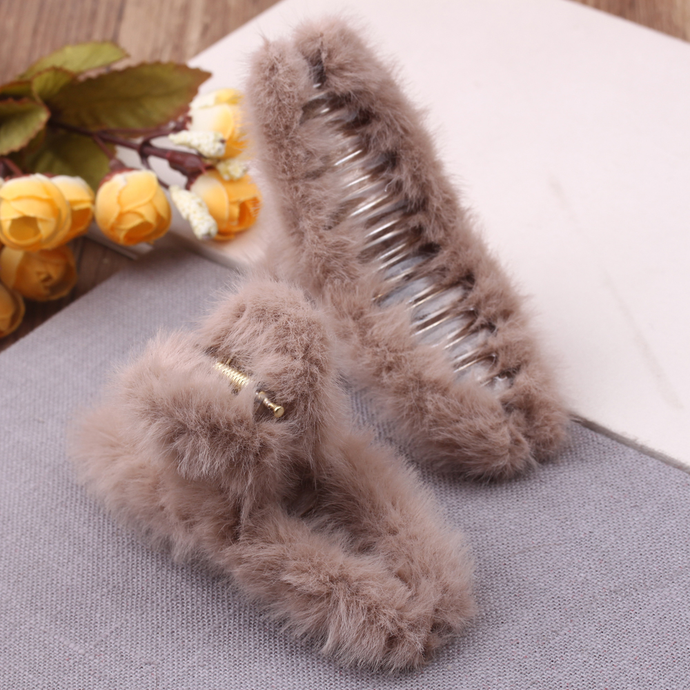Autumn and winter plush grabber imitating rabbit fur, cute hair accessory on the back of the head, elegant outings clip, popular shark clip headwear for women