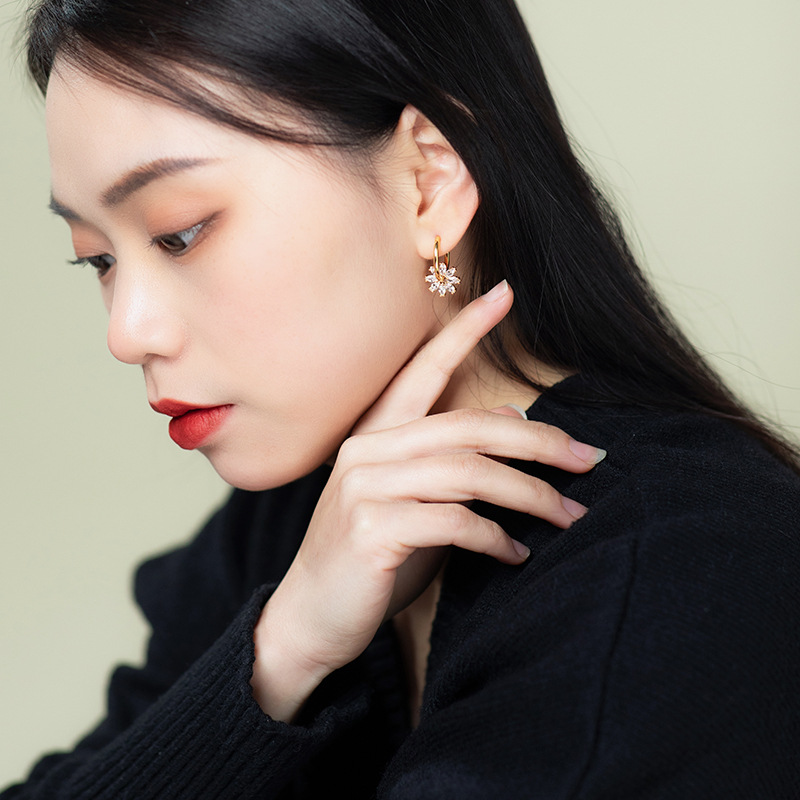 Xuping Jewelry's new 24K-colored earrings, set with zircon, exude a retro charm. They are detachable and dual-purpose windmill earrings for women details Picture