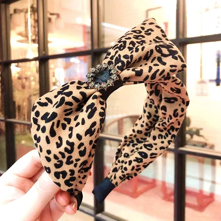 Factory direct sales of new fashionable hair accessories, Korean style ins versatile hair band, leopard print bow, pearl drill bit hair clip Application Scenario