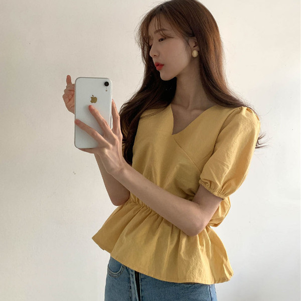 A chic and energetic Korean girl's V-neck, cinched waist short shirt that makes her look younger details Picture