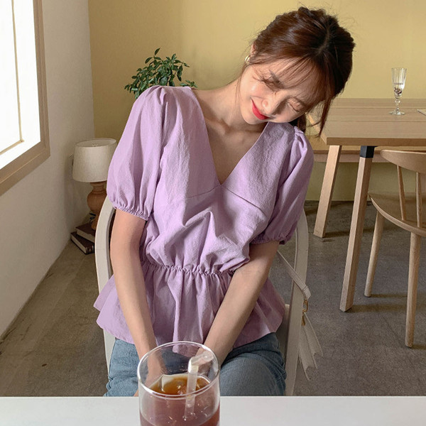 A chic and energetic Korean girl's V-neck, cinched waist short shirt that makes her look younger Application Scenario
