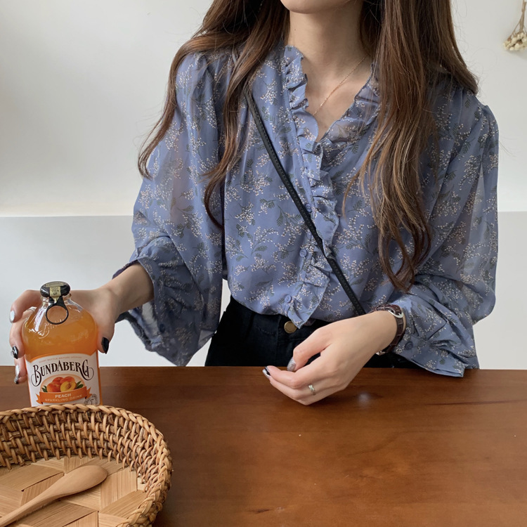 The 2020 new style of Korean-style, gentle and stylish floral chiffon sweater for women, long-sleeved base layer and puffed sleeve top details Picture