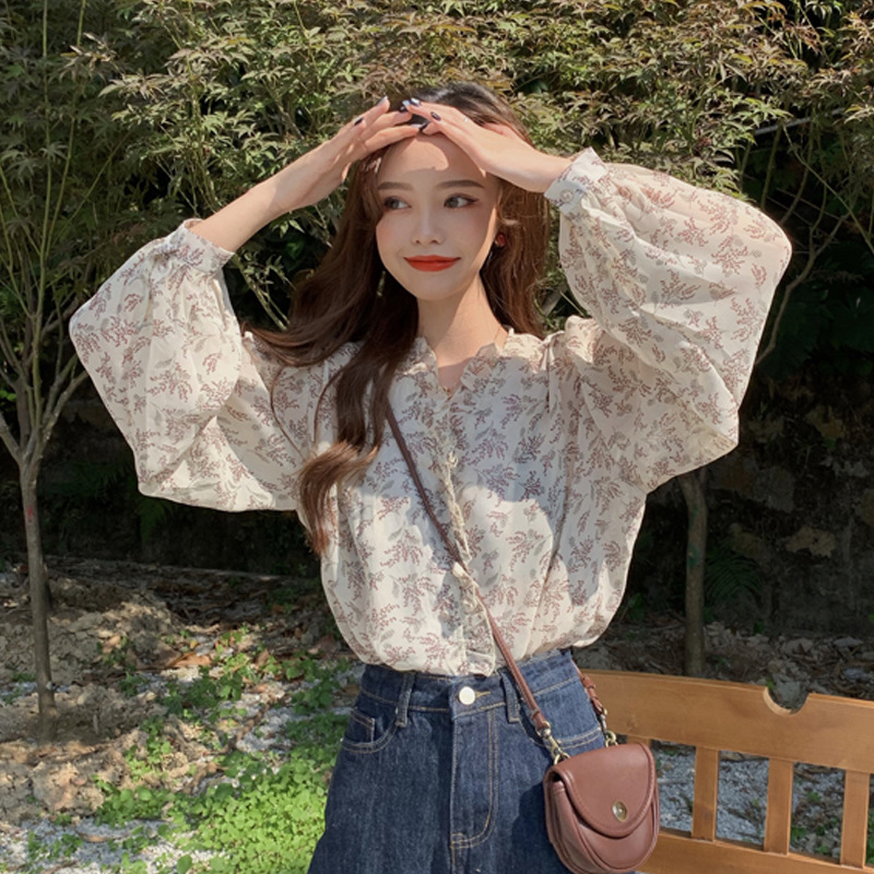 The 2020 new style of Korean-style, gentle and stylish floral chiffon sweater for women, long-sleeved base layer and puffed sleeve top