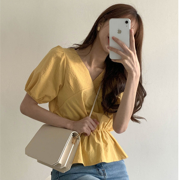 A chic and energetic Korean girl's V-neck, cinched waist short shirt that makes her look younger Specification image