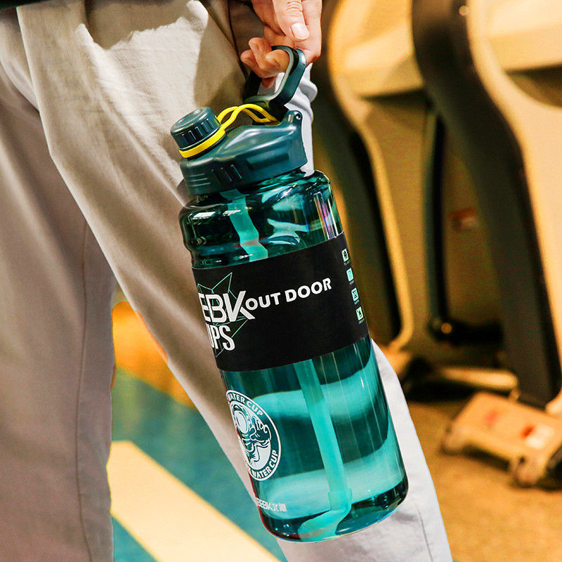 Large-capacity water cup with straw, women's high-temperature resistant portable cup, men's outdoor sports and fitness water bottle, anti-drop plastic cup Application Scenario